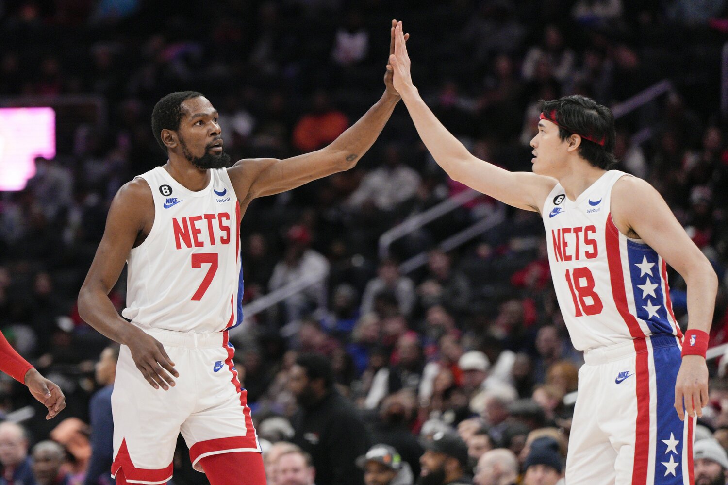 デュラント（左）とハイタッチをかわす渡邊雄太。今季からサンズで再びチームメイトになる　©︎Getty Images