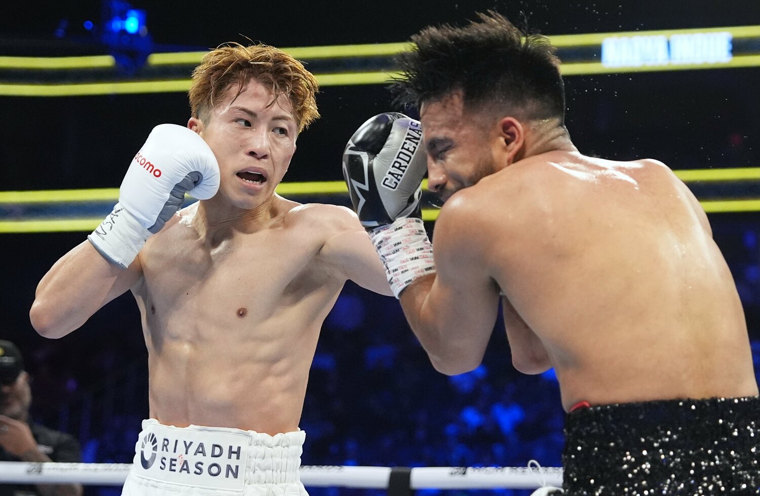 カルデナス(右)にダウンを喫するも、最後はTKO勝利で防衛に成功した井上尚弥 ©︎Naoki Fukuda