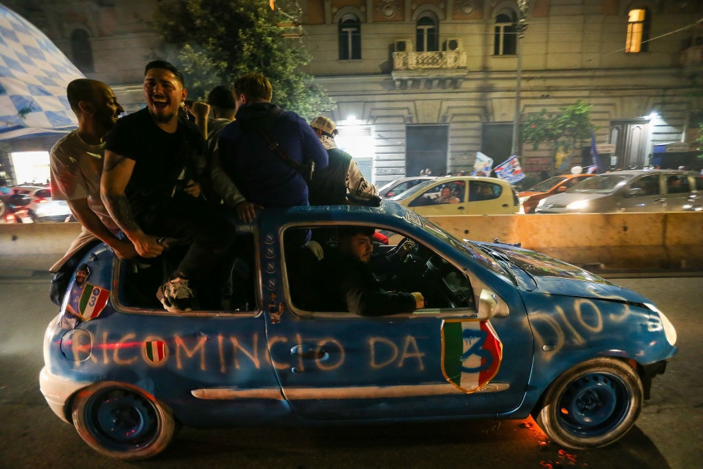 ナポリ市内で大はしゃぎのファン ©Getty Images