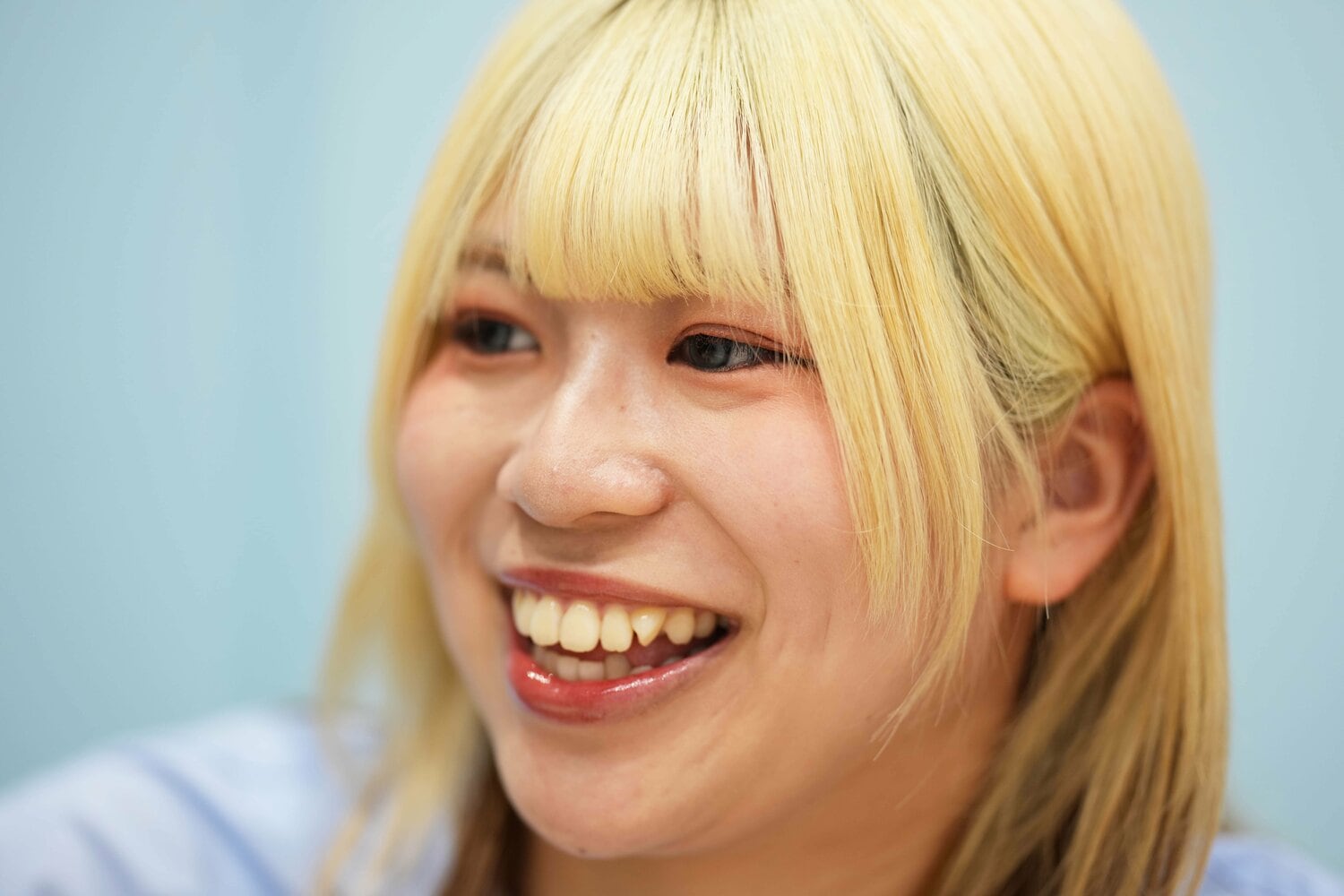 遠征先のご当地グルメについて笑顔で語る羽南 ©Essei Hara