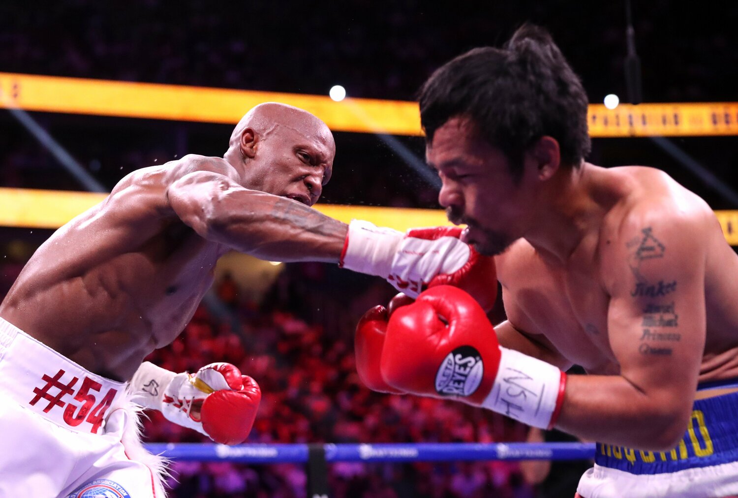 2021年8月21日のマニー・パッキャオ（右）vsヨルデニス・ウガス。0－3の判定で敗れたパッキャオのラストマッチとなった　©Getty Images
