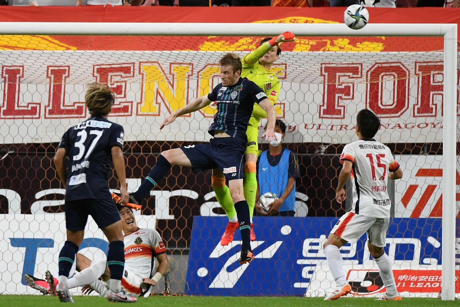 負けが込んだ時期があったとはいえ、アビスパは逞しく戦っている　©Getty Images