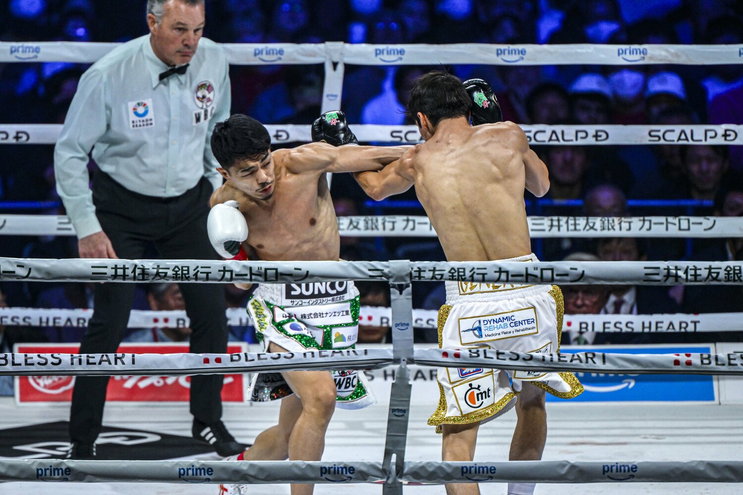 トレーナーの指示通り、中谷潤人は初回から積極的に左ストレートを繰り出した　©Takuya Sugiyama