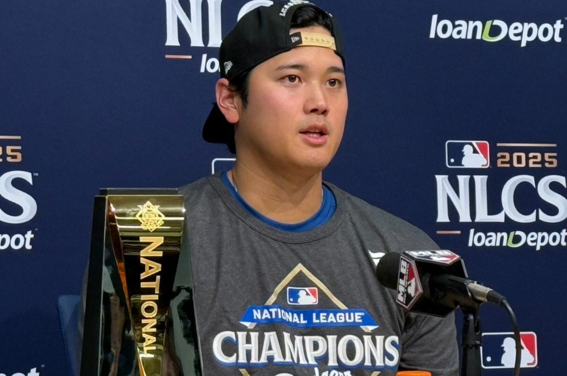 ナ・リーグ優勝シリーズ勝ち抜け後、MVPトロフィーを横に取材を受ける大谷　©Naoyuki Yanagihara