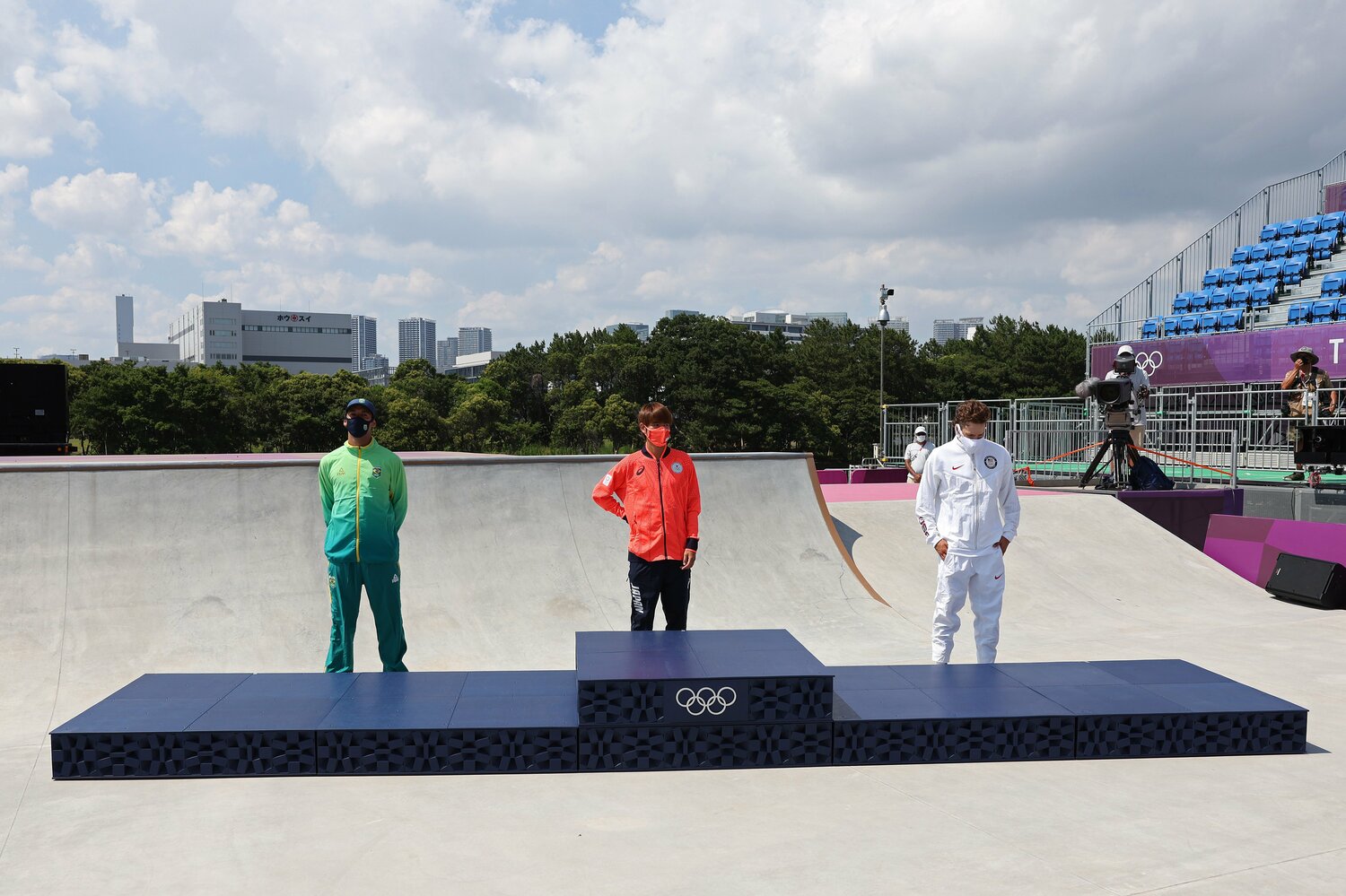 男子スケボー・ストリートの表彰式。この日の空を見てフレーズが浮かんできたという　©Getty Images