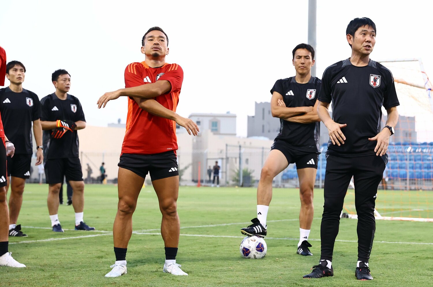 長友はトレーニングでも森保一監督、長谷部誠コーチの横で気合十分だったが、試合開始直前に……。 ©JFA/AFLO