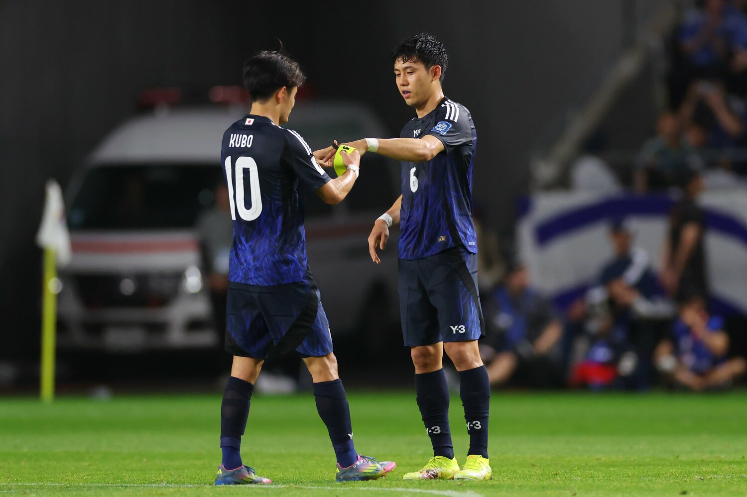 ピッチを下がる際、キャプテンマークを遠藤に戻す久保 ©︎YUTAKA/AFLO SPORT