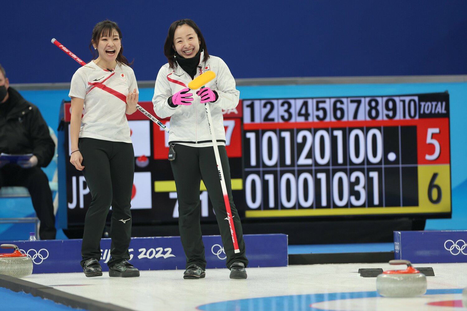 ROCとの試合中、明るい笑顔を見せる藤澤五月と吉田知那美 ©JIJI PRESS