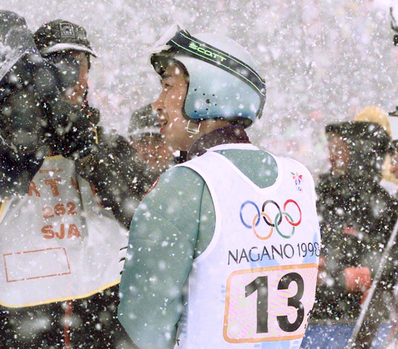 悔しそうに電光掲示板を見つめる原田雅彦　©JIJI PRESS