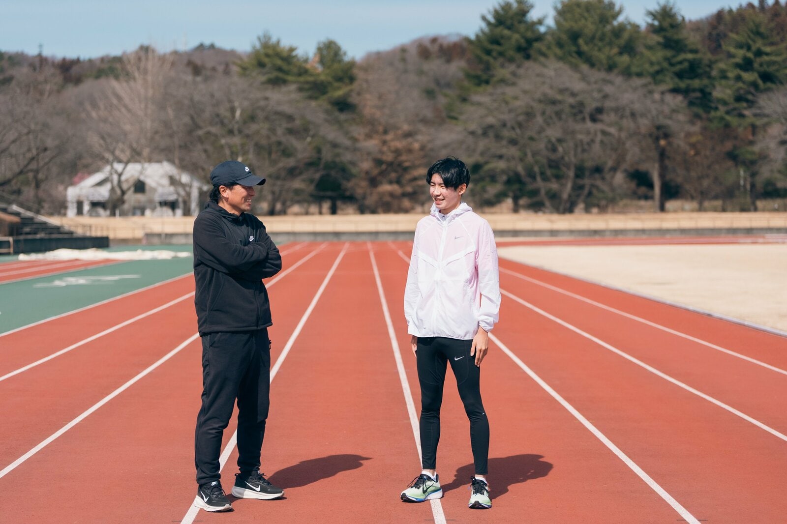 卒業式翌日、増子陽太と話をする松田監督　photograph by NIKE