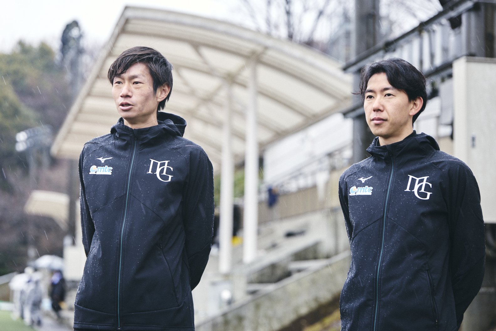 練習を見守る中村監督（左）と大坪桂一郎コーチ photograph by Meijigakuin Univ