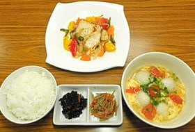 ＜晩＞　フカ肉の中華炒め、フカ肉団子の中華スープ、ひじきの煮物、きんぴらごぼう、ごはん。「フカヒレは広く知られてるけど、じつはフカ肉もなかなかおいしい。中華の食材を卸している知人に送ってもらってるんだけど、高タンパク、低脂肪で、臭みもない。アスリートに最適の食材なんです」