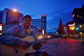 カジノ近くでギターを弾く流しのお兄さん。 