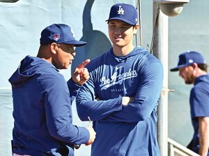 「ショウヘイの言葉が聞きたいか?」ドジャース・ロバーツ監督の“無茶ぶり”にも…大谷翔平の英語力はいかほど? WS連覇後も堂々スピーチ「ある意味、普通」