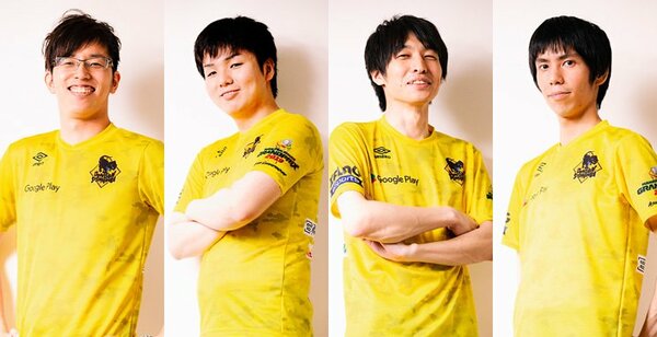 優勝した「どんどんススムンガ」の4人。今後はプロとしてモンストの普及に努めたいという。(写真左から、ぴよまる、グヲタ、おりがみ、ごーず)