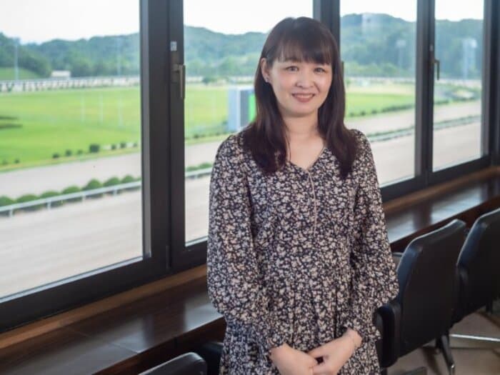 20年前に“消えたアイドル騎手”小田部雪は今の女性ジョッキーをどう見る？「みんな化粧して時代は変わったなあと」「今村聖奈騎手は佐賀に来た時…」＜Number Web＞ photograph by Takuya Sugiyama