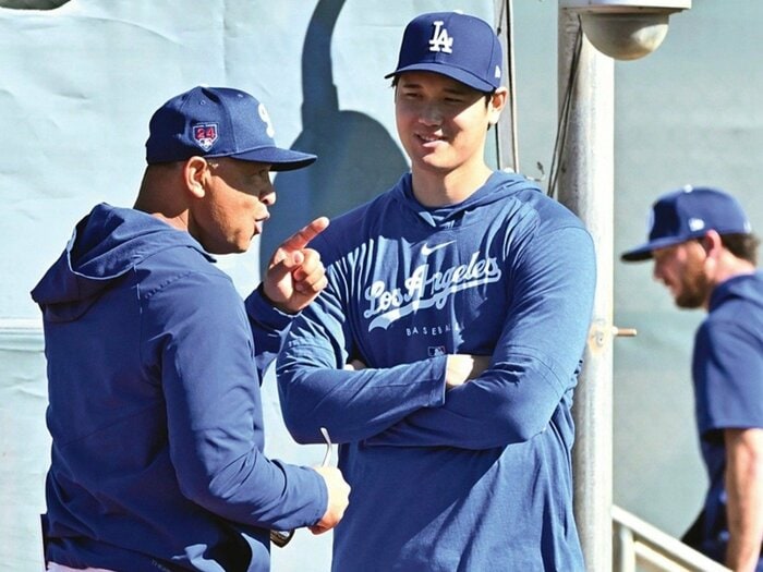 「ショウヘイの言葉が聞きたいか？」ドジャース・ロバーツ監督の“無茶ぶり”にも…大谷翔平の英語力はいかほど？ WS連覇後も堂々スピーチ「ある意味、普通」＜Number Web＞ photograph by JIJI PRESS