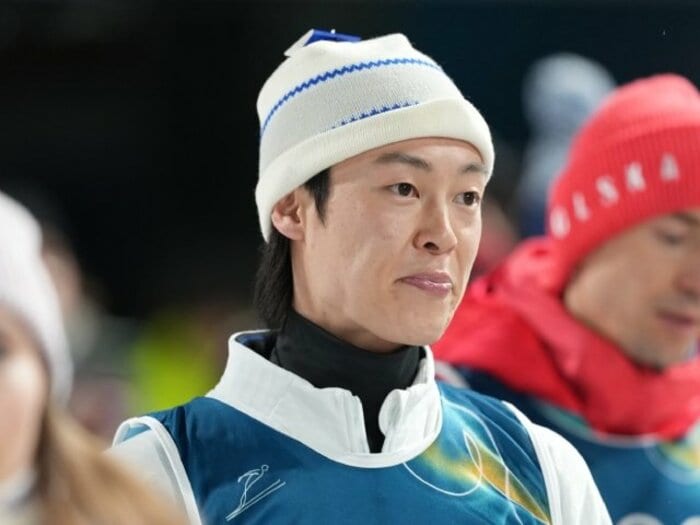 メダル逃す→勝った相手に近寄って…日本のエース・小林陵侑“じつは金メダル獲得の前回も同じ”超冷静な試合後コメント「いつも僕は風を気にしない＜Number Web＞ photograph by Tsutomu Kishimoto／JMPA