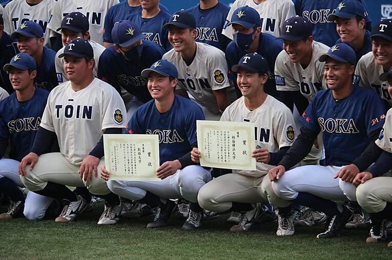 巨人にドラフト7位指名された創価大・主将の萩原哲（中央左）。2人の期待を背負ってプロの世界へ飛び込んでいく（1人挟んで右にいるのが育成11位指名された保科広一） ／ photograph by Yu Takagi