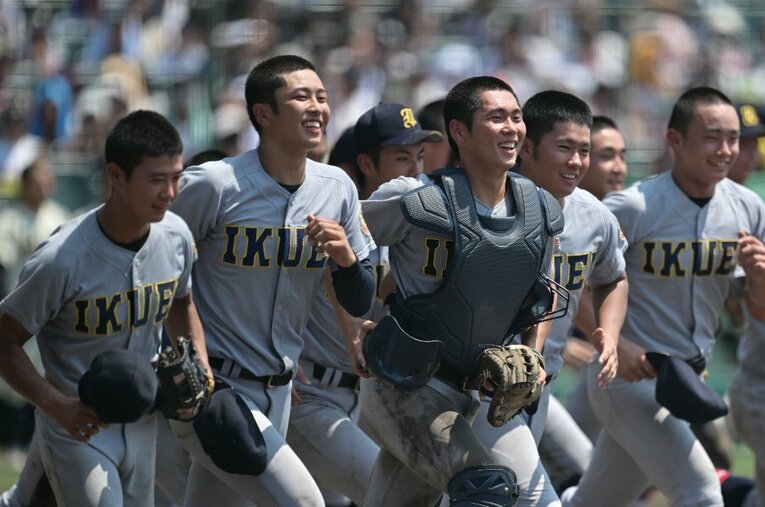 仙台育英で背番号1と背番号2をつけた高橋煌稀投手と尾形樹人捕手。小学校3年から同じチームに所属してきた2人は大学でも一緒に打倒・慶応を目指す ／ photograph by Hideki Sugiyama
