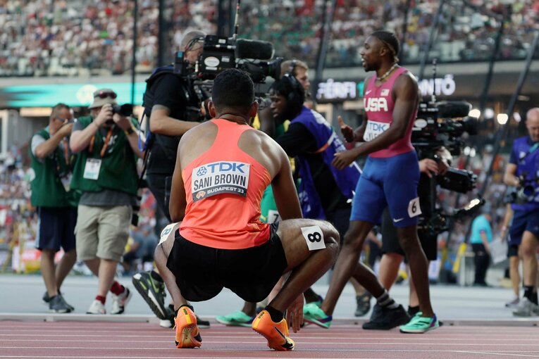 100m決勝のレース後にしゃがみ込むサニブラウン。視線の先には優勝したノア・ライルズの姿が… ©︎JIJI PRESS