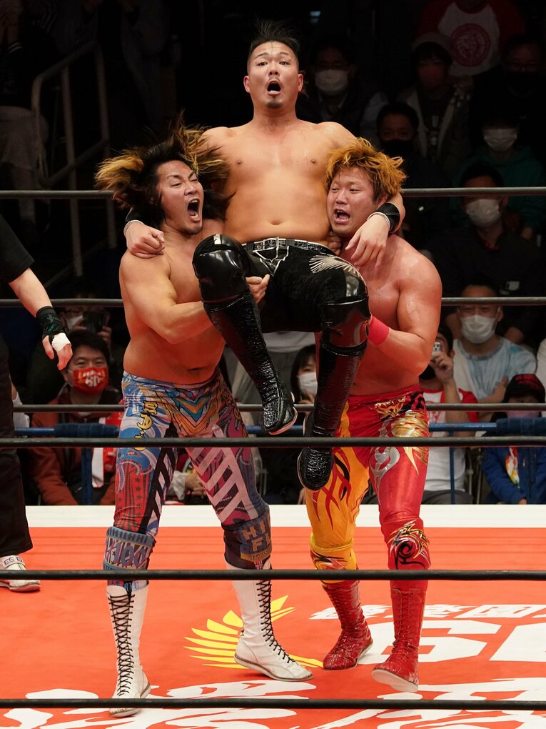 協力してジェイク・リーを担ぎ上げる棚橋弘至と宮原健斗