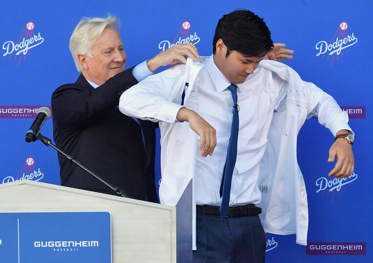 オーナー自ら着替えを手伝う　©JIJI PRESS