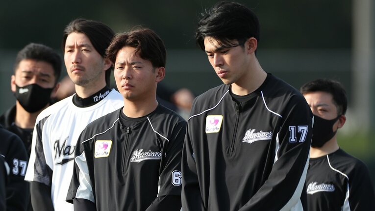 同期の佐々木朗希（右から２人目）からは大きな刺激を受けてきたという横山（中央）　©︎Chiba Lotte Marines