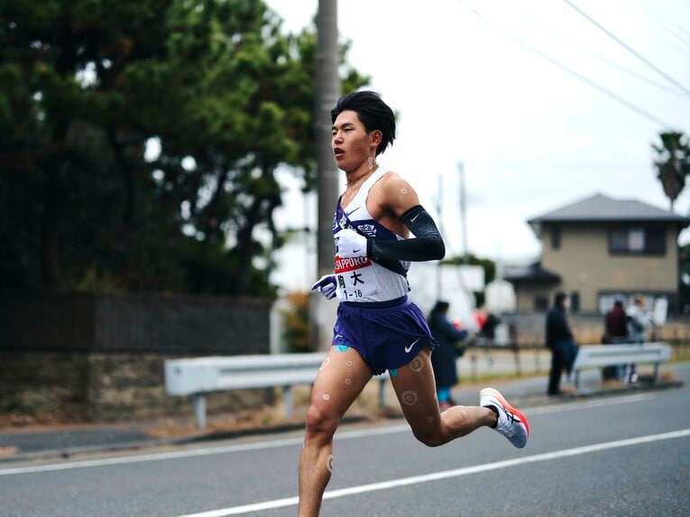 駒大4区を走った山川拓馬（2年）。区間6位、藤田監督は「（山川は）股関節の痛みで11月に練習できなかった」と明かした