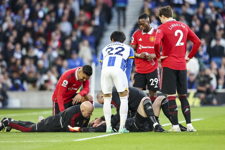 マンU戦前半4分の決定機（2／2枚）。三笘の強烈なシュートが顔面に当たり倒れ込むデヘア。三笘も心配そうに様子をうかがう　©Getty Images