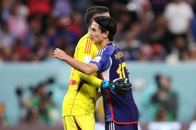 クロアチア戦PK、1番手の南野と健闘を誓い合う　©Getty Images