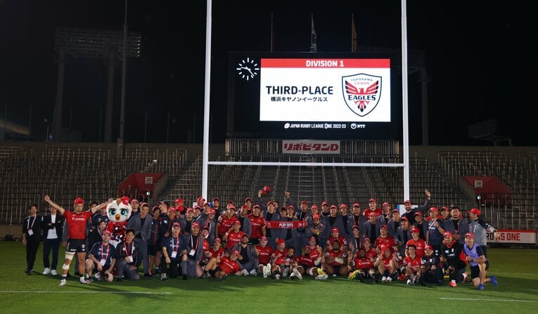 2012年に旧トップリーグ昇格後、最高位となる3位となったイーグルス。試合後は笑顔で写真に収まった　©︎JRLO