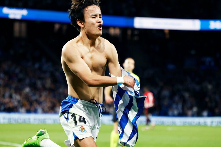 「“クボの疑惑PK”を写真で見ると」「日本代表ユニの少年も」ダービー熱狂のゴラッソ…映像で伝わりきらない“MVP久保建英”の英雄ぶり(36)