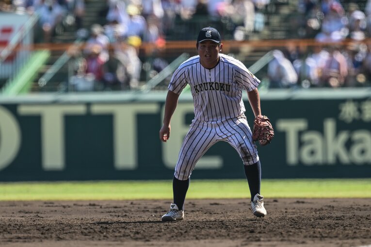 人工芝の球場が増えた→イレギュラー対応が不要→体勢が高くなる→土の甲子園でエラー増？　©Nanae Suzuki