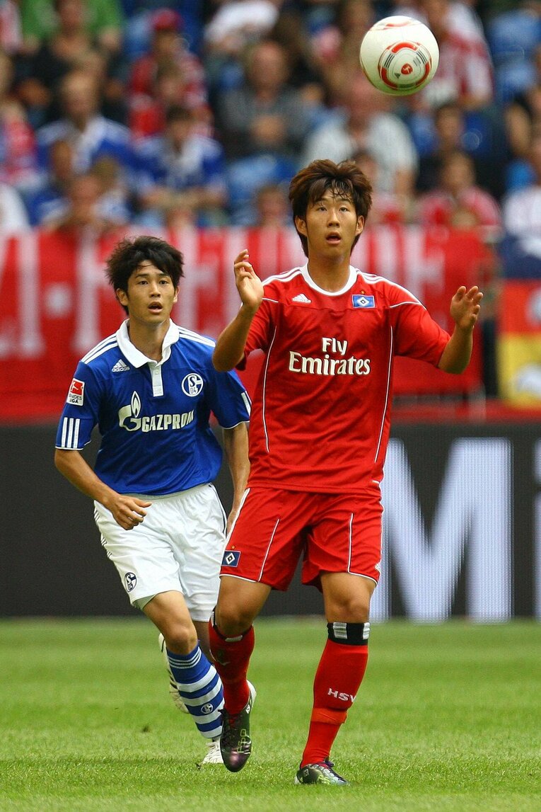 ハンブルガーSV時代、当時シャルケに在籍した内田篤人とのマッチアップ（2010年）　©︎AFLO