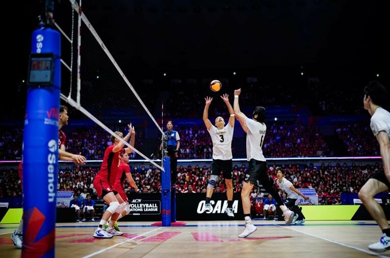 深津英臣、山内晶大（VNLベルギー戦）©Volleyball World