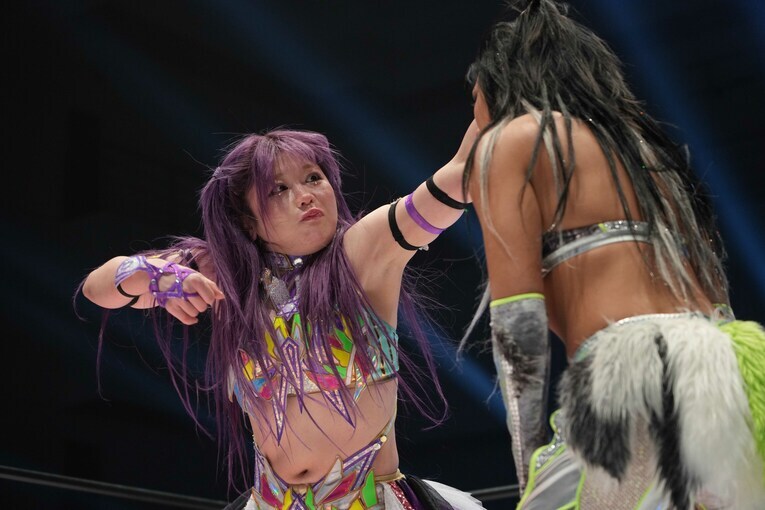 思いを込めてジュリアを殴る中野たむ　©Essei Hara