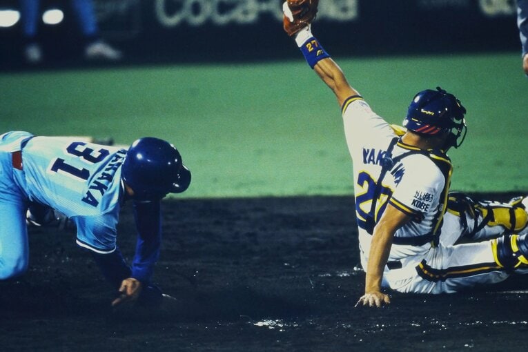 【連続写真6/8】1995年、オリックスとの日本シリーズで本塁突入する真中。捕手は中嶋聡　©Kazuaki Nishiyama