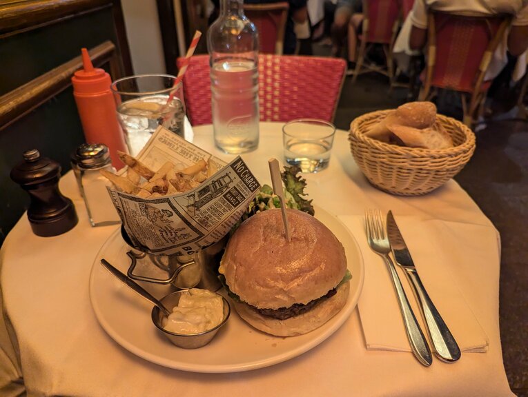 カフェレストランのハンバーガーとフレンチフライのセット（約3000円）　©Yu Saito