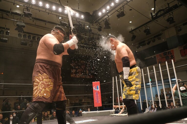 日本での師匠とも言えるマンモスと蛍光灯で殴り合う