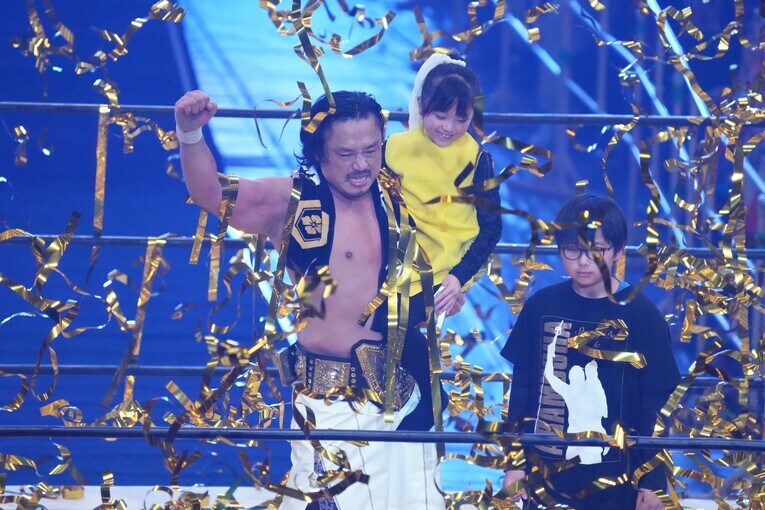 子どもたちとともにIWGP戴冠を祝う後藤洋央紀　©Essei Hara