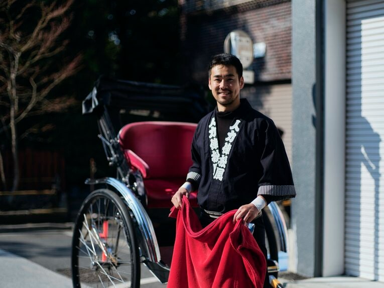 【人力車でバーチャル浅草さんぽ】元ラグビー日本代表…ムキムキの児玉健太郎さんが引く人力車で浅草を回った気になれる！　人力車夫のお仕事風景を見る　©︎Yuki Suenaga