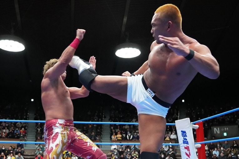 中嶋勝彦のハイキックが炸裂した瞬間　©Essei Hara