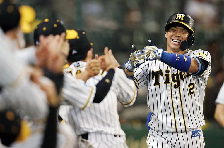 ホームランを放ち、「U2」ポーズでベンチに戻る梅野隆太郎。今季は正捕手として82試合で先発マスクをかぶる ／ photograph by KYODO