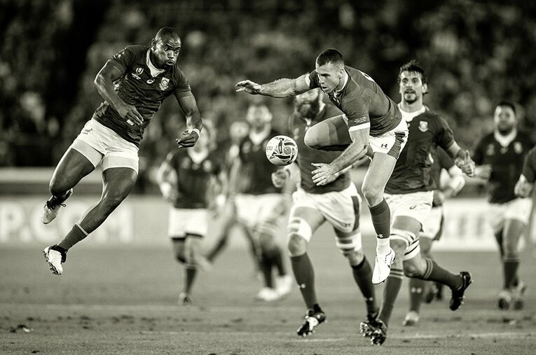 準決勝、ボールを追いかけて跳躍する南アフリカのWTBマカゾレ・マピンピ（左）とウェールズのSHガレス・デービス。 ／ photograph by David Ramos / World Rugby via Getty Images