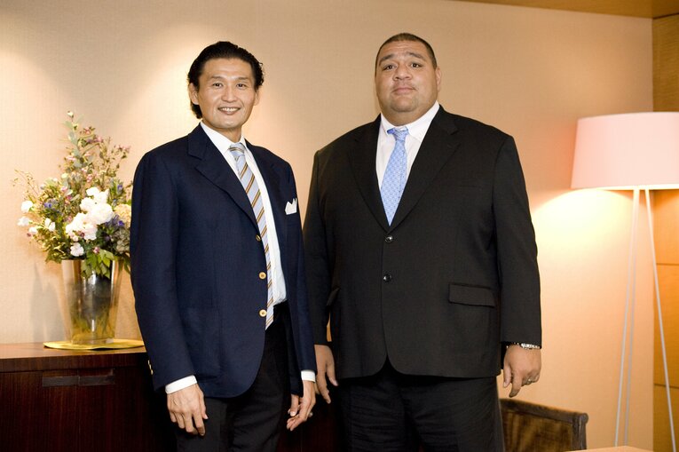 2013年10月に対談した2人（『月刊文藝春秋』2013年12月号掲載）　©BUNGEISHUNJU