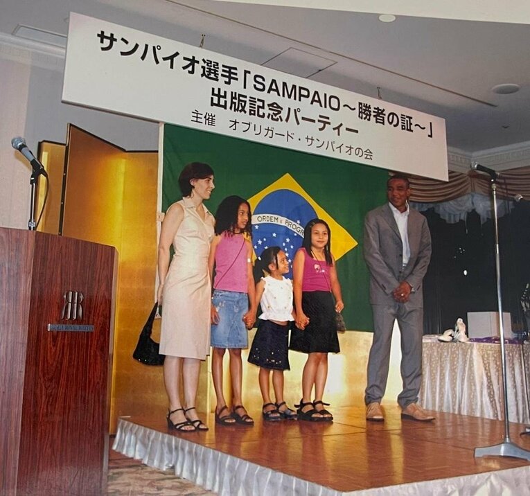 奥さんと3人の娘と　※本人提供