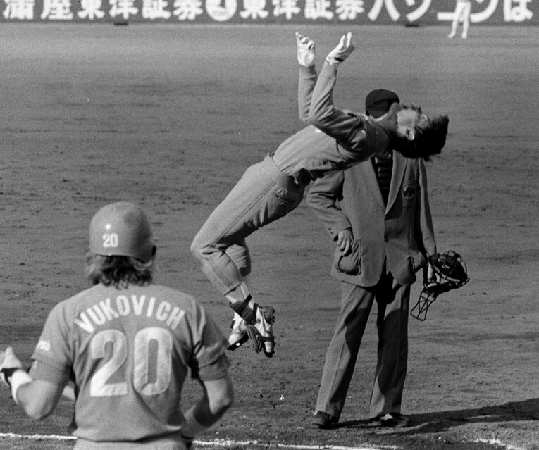 1986年の日本シリーズ第8戦で“バク宙”でホームインする西武・秋山　©️JIJI PRESS