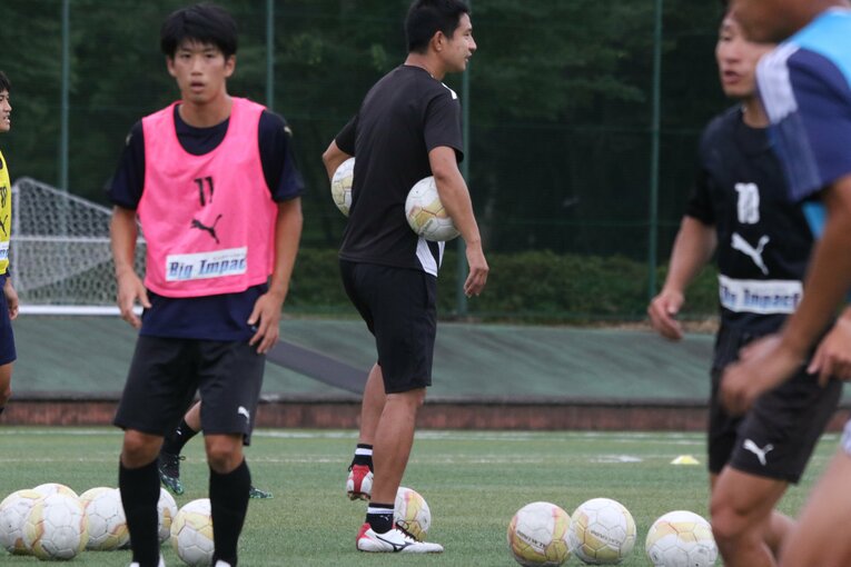 筑波大サッカー部で指導する平山相太コーチ（2022年）　©︎Takahito Ando