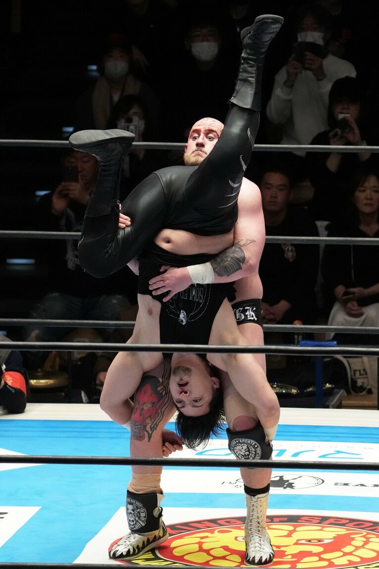 成田連をパイルドライバーでフォールしたゲイブ・キッド。3月8日、後楽園ホール　©Masashi Hara